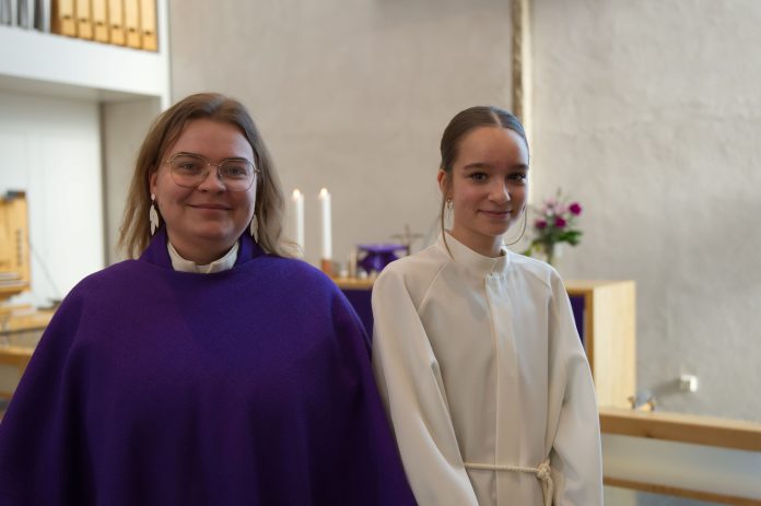 Oulun Karjasillan seurakunnan pastori Elisa Glumoff ja riparilainen Hilma Mäntynen Pyhän Andreaan kirkossa.